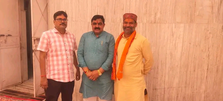 भ्ज्ञाजपा दिल्ली प्रदेश उपाध्यक्ष् विनय रावत के साथ अरूण पाण्डंय व अरविद तिवारी