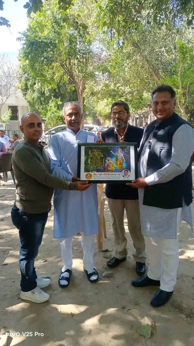 संजय विनायक जोशी जी के साथ अरूण पाण्डेय व विजय शर्मा एवं गिरिश भारद्वाज उनके आवास पर स्मृति चिन्ह देते हुए