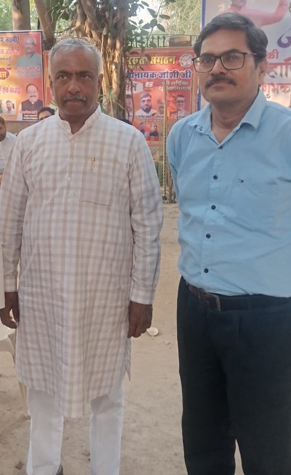 संजय विनायक जोशी जी अपने आवास पर अरूण पाण्डेय के साथ