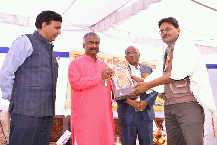 भारतीय जनता पार्टी के पूर्व संगठन मंत्री संजय विनायक जोशी व रवि प्रकाश आर्य से सम्मान लेते हुए अरूण पाण्डेय