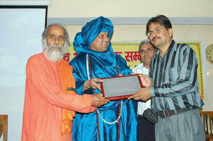 वर्ष 2018 में बेहतरीन पत्रकारित्रा के लिये अवार्ड लेते हुए अवार्ड लेते हुए अरूण पाण्डेय