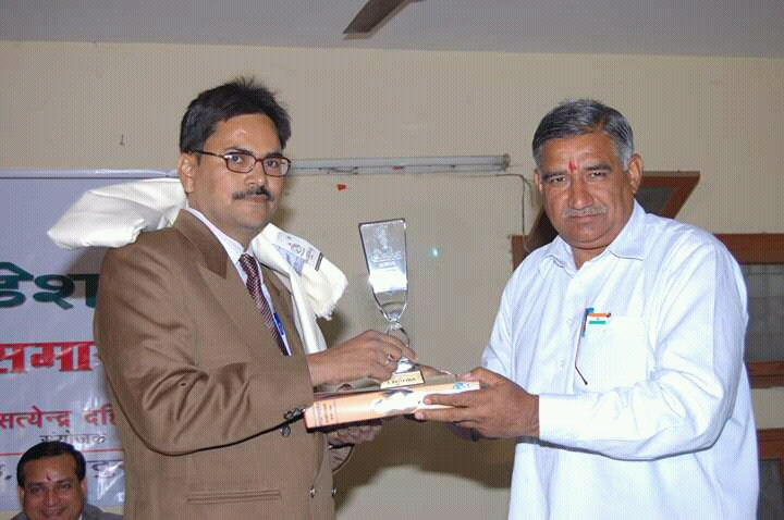 वर्ष 2015 में बेहतरीन पत्रकारित्रा के लिये अवार्ड लेते हुए अवार्ड लेते हुए अरूण पाण्डेय