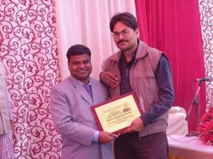वर्ष 2017 में बेहतरीन पत्रकारित्रा के लिये अवार्ड लेते हुए अवार्ड लेते हुए अरूण पाण्डेय