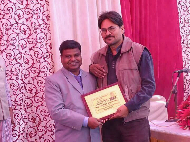 वर्ष 2017 में बेहतरीन पत्रकारित्रा के लिये अवार्ड लेते हुए अवार्ड लेते हुए अरूण पाण्डेय