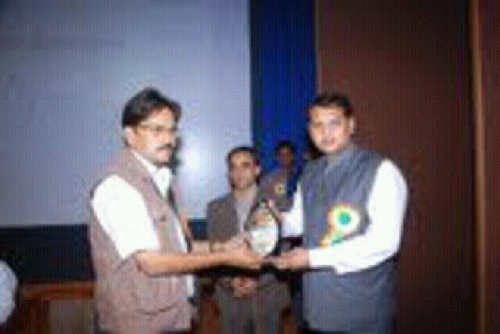 वर्ष 2014 में बेहतरीन पत्रकारित्रा के लिये अवार्ड लेते हुए अवार्ड लेते हुए अरूण पाण्डेय
