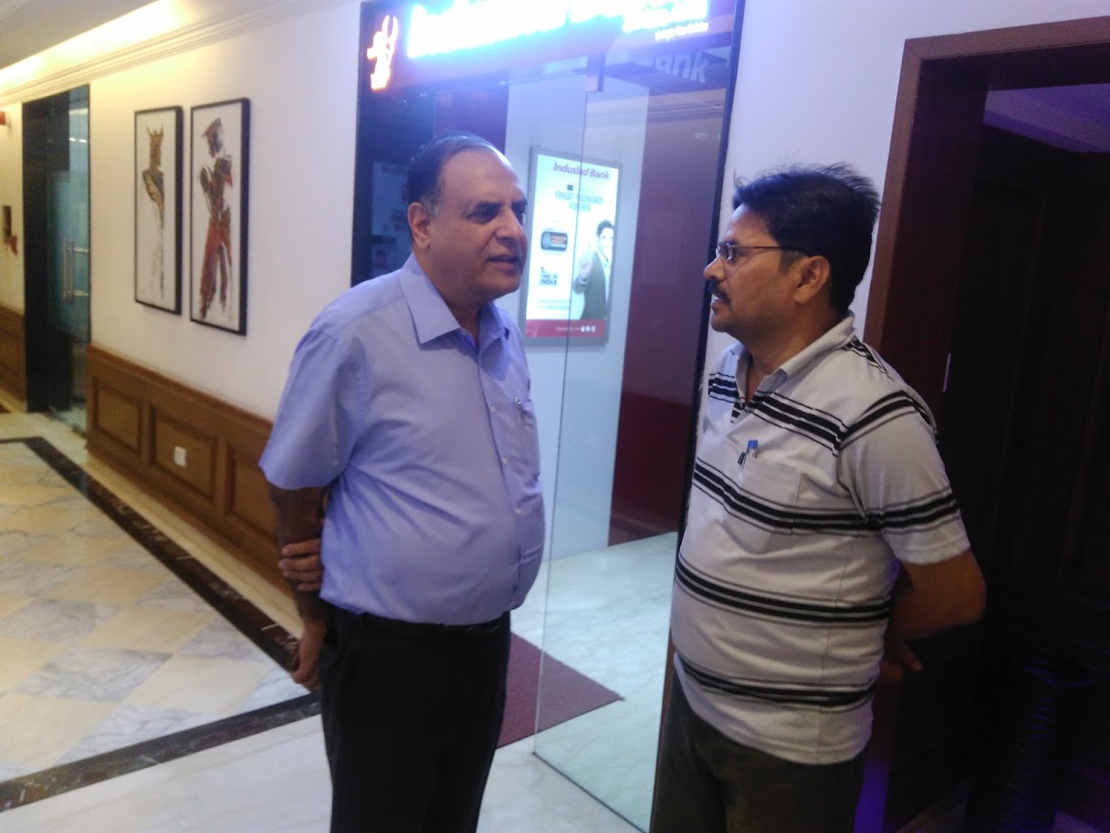 विख्यात संपादक आलोक मेहता जी के साथ दिल्ली के कान्च्यूशन क्लब में अरूण पाण्डेय