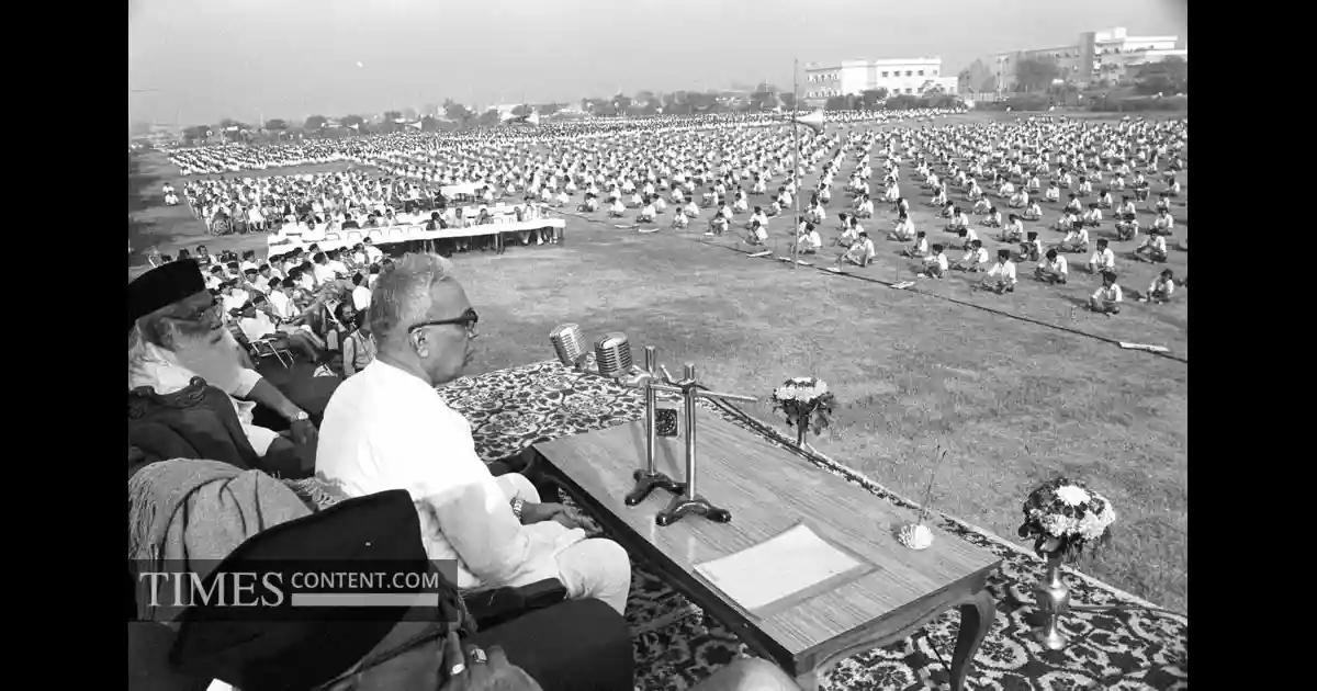 बाला साहब देवरस की फोटो दे स्वयंसेवकों के साथ